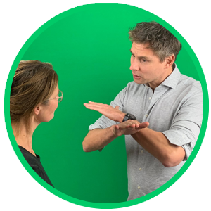 Trainer van Kennis door Interactie zet gebaren in om woorden kracht te zetten als onderdeel van een communicatietraining